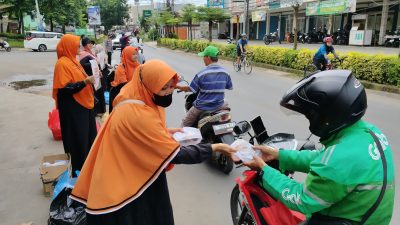 RKI Setu Bagikan 540 Paket Ta’jil On The Road di Desa Cijengkol