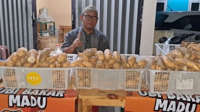 Pak Rochim dengan dagangannya