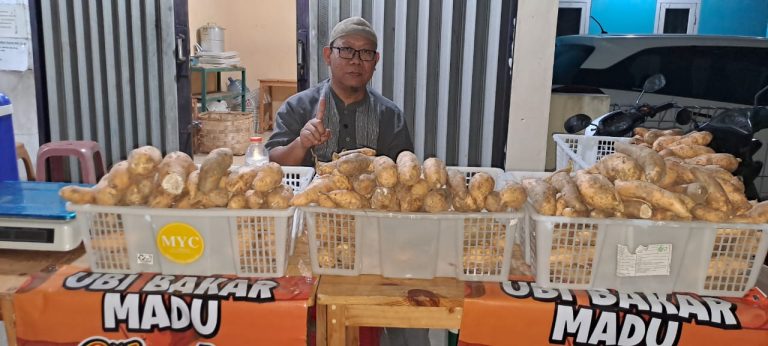 Pak Rochim dengan dagangannya
