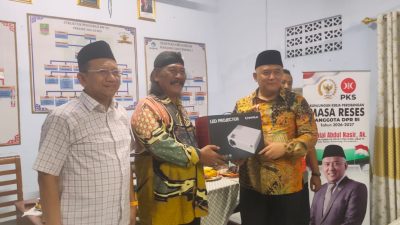 Penyerahan Bantuan Proyektor Untuk RW 032 Kartika Wanasari