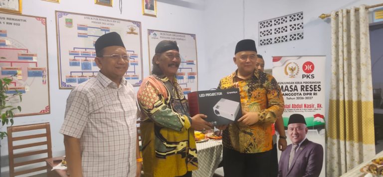 Penyerahan Bantuan Proyektor Untuk RW 032 Kartika Wanasari